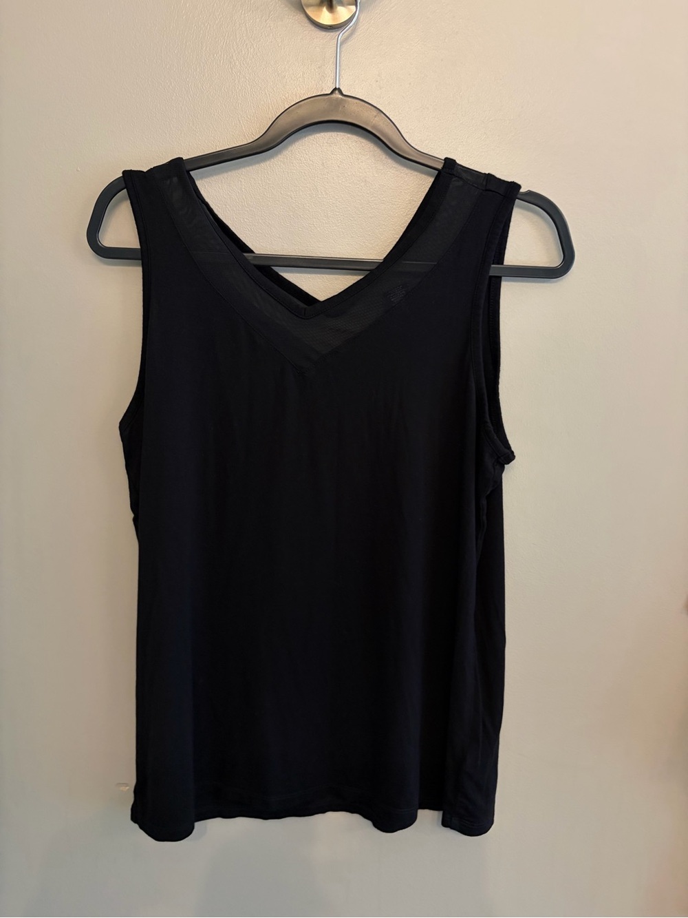 Tahari black sleeveless top rayon spandex blend size L
